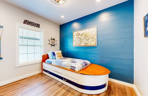 Freeport House | Spacious water view home full of nautical charm - balcony, grill, chef's kitchen