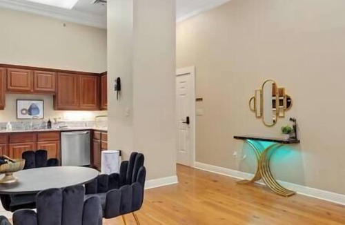 Downtown Apartment | Speakeasy Loft - 1920s style w/Gated Parking