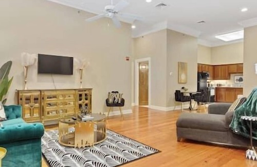 Downtown Apartment | Speakeasy Loft - 1920s style w/Gated Parking