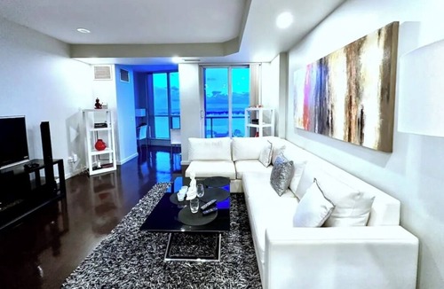 Central Waterfront Apartment | Spectacular High-Rise Downtown Lakeview Apartment
