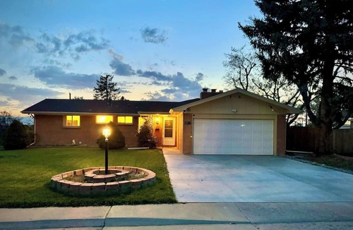 Littleton House | Spectacular Mountain Views - Hot Tub & Fire Pit