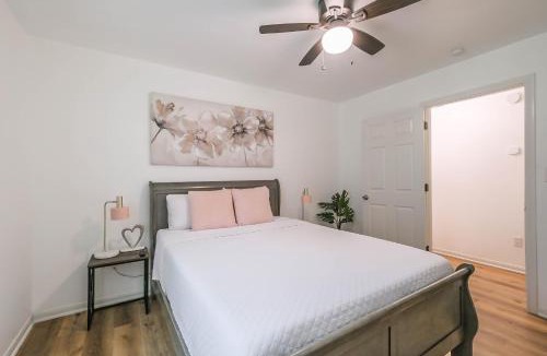 Kempwood House | Spring Branch Home Sleeps 6 Yard King Suit