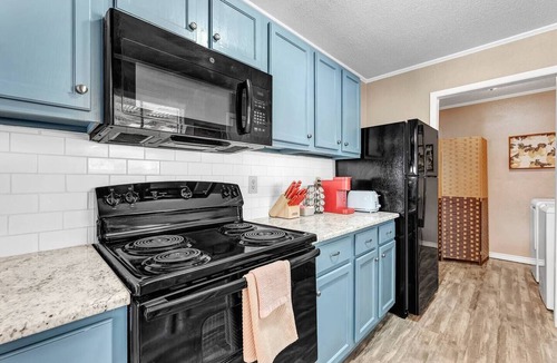 College Station Apartment | St Simons: 3 Bedroom, Walk to A&M, King Beds
