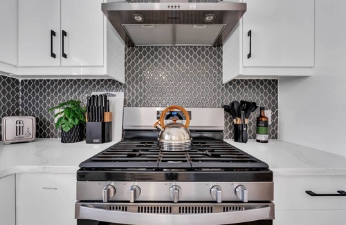 Killarney House | Stampede | 4BR Home | Main Floor King | 2 Kitchens | Garage | Sleeps 8 | Yard