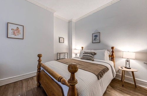 Vieux-Quebec-Cap-Blanc-colline Parlementaire Hotel | Standard Room #3