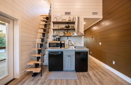 Waco House | Stay Above a Chocolate Factory | King + 2 Twins Walk to Café