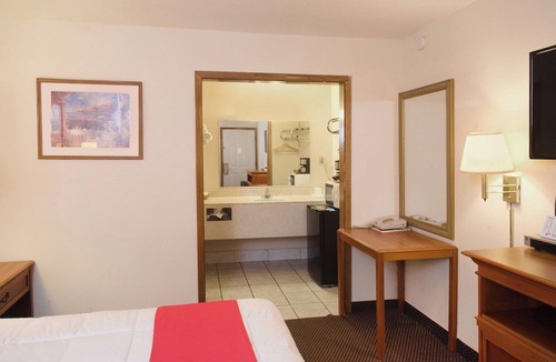 Guymon Hotel | Stay in 2 Comfortable Rooms – Perfect for Couples & Sightseeing!