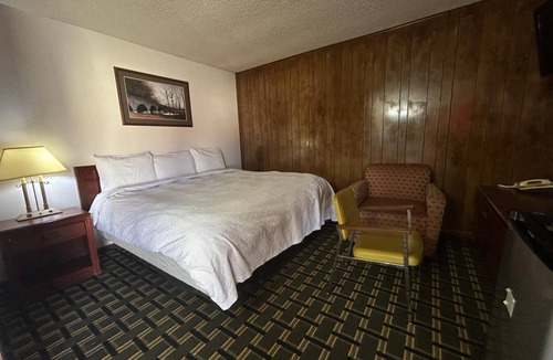 Broken Bow Hotel | Stay in a Relaxed, Inviting Room Within Walking Distance of Sylvester’s Cafe