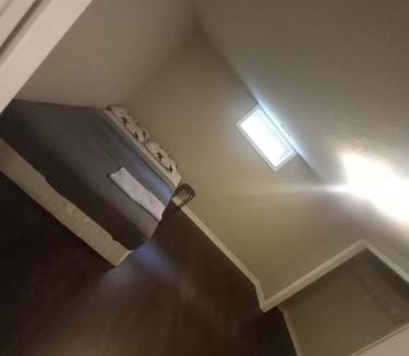 Kitchener House | Stay in Waterloo-Kitchener-Downtown-FREE WIFI & PARKING