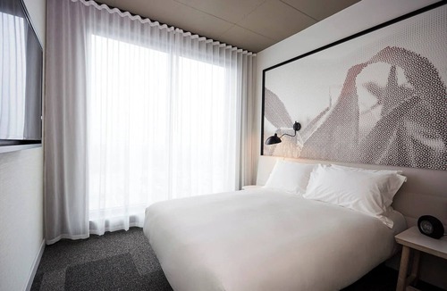 Brossard Hotel | Stay Steps Away from Shopping & Dining in Functionally Designed Room | 3 Units
