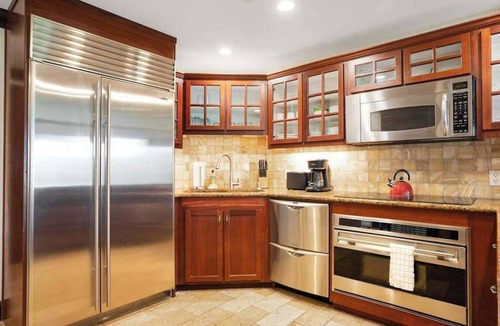 Wailua Condo | Step to the Ocean From a Tropical Condo with Lazy River & Gym