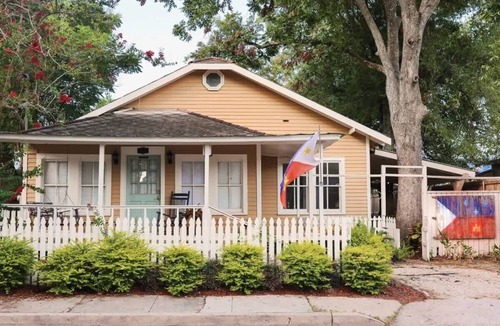 Freetown - Port Rico House | Steps from Live Music Venues-Guest Room Extended Stays