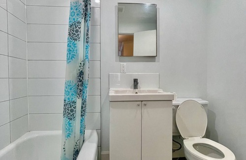 Milton Park Apartment | Steps from McGill: A Bright, Central Apartment for Your Summer Adventure
