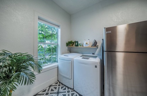 Oak Cliff Apartment | Steps to Bishop Arts, Private Yard + Pet-Friendly