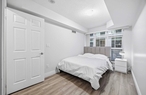 Toronto Entertainment District Hotel | Steps to everywhere! Convenience at its finest!