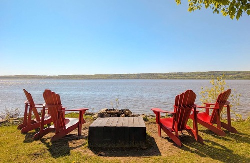 Ste Anne de Beaupre Apartment | Studio 14 | 2 Min Waterfront | BBQ & Fireplace