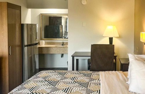 Dallas Hotel | Studio 6 Suites Dallas TX - Loop 12 West