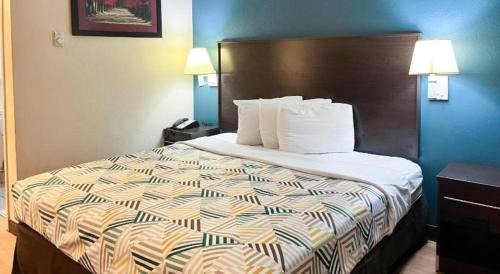 Flournoy Hotel | Studio 6 Suites Shreveport, LA Industrial Loop