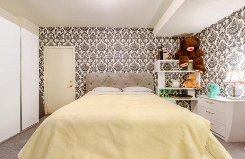 Little Portugal Apartment | Studio Apartment like semi-bsmt in Casa