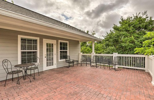 Oakwood Apartment | Studio in College Station w/Expansive Deck!