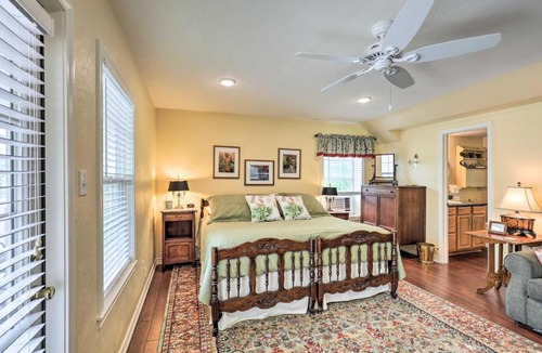 Oakwood Apartment | Studio in College Station w/Expansive Deck!