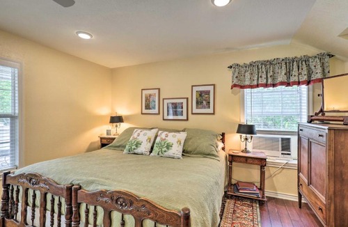 Oakwood Apartment | Studio in College Station w/Expansive Deck!