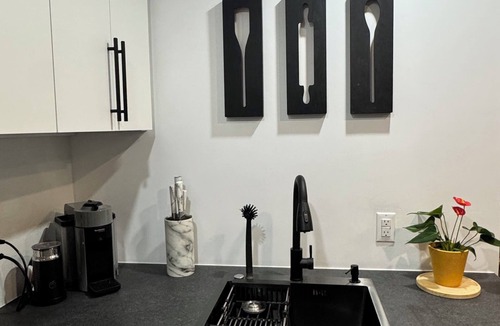 Hull Apartment | Studio Moderne Chic Gatineau/Ottawa