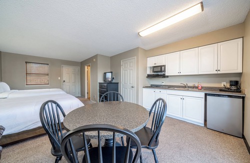 Rockwell Hotel | Studio Suite, 2 Queen Beds, Lake View, Ground Floor