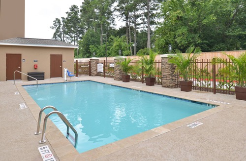 Tomball Apartment | Studio Suite in Tomball | Shared Outdoor Pool + 24h Fitness Center