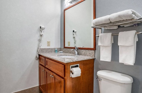 Denham Springs Hotel | Studio w/Kitchenette Near Antique Village & South Park Splash Pad