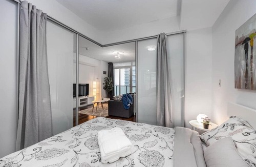 Downtown Toronto Condo | Stunning 1BR APT steps away from CN tower+balcony