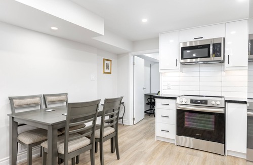 Richmond Hill Apartment | Stunning 2BR Lower Level Unit