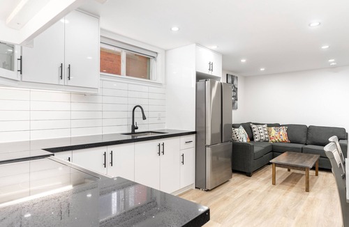 Richmond Hill Apartment | Stunning 2BR Lower Level Unit