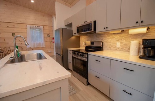 Lafontaine House | Stunning 3 Bdrm Home W/Hot Tub, Sauna, Gym!