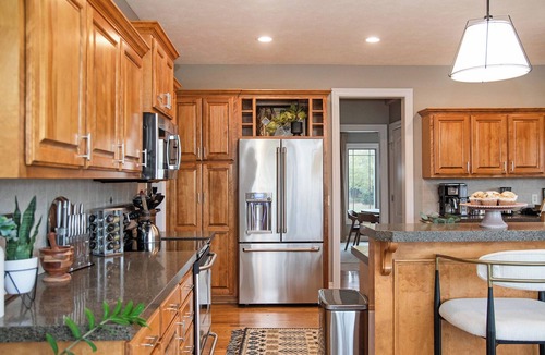 Jefferson House | Stunning 5BR Villa, Large Hot Tub & Scenic Yard!