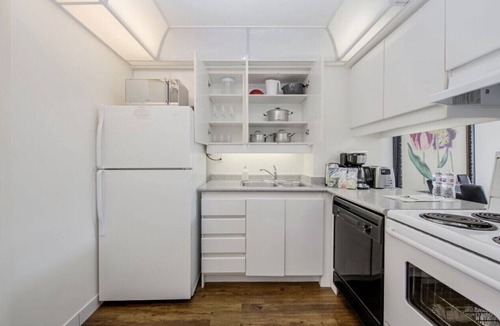 Bay Cloverhill Condo | STUNNING High Floor Bay St Condo w BIG Balcony/Terrace (Sleeps 4) Pet Friendly