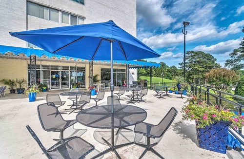 Mid America Condo | Stunning Hot Springs Condo on Lake Hamilton!