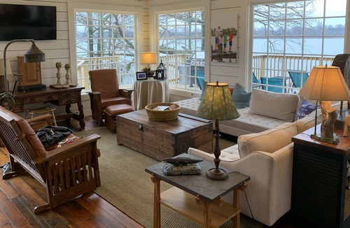 Dundee House | Stunning Lakefront Getaway on Moon Lake