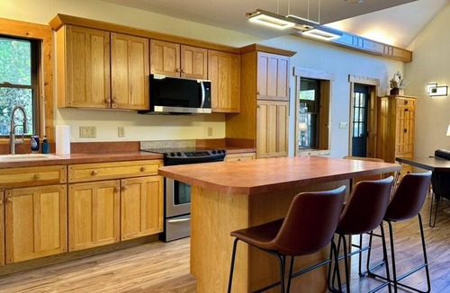Oconee County Cottage | Stunning River-Side Cottage with Fire Pit!