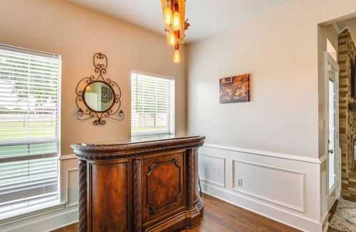Van Alstyne House | Stunning Van Alstyne Retreat w/Patio & Fireplace!