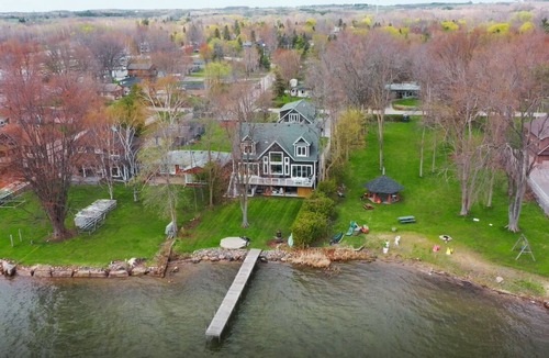 Innisfil House | Stunning Waterfront Luxurious Lakehouse 45 mins from Toronto! Great for families