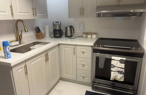 Unionville Apartment | Stylish 1BR + Den Apartment | Sleeps 5 | Separate Ent. & Comfort with Parking