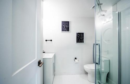 Niagara Falls Apartment | Stylish 2BR Suite with Parking Only 5 Mins to The Falls