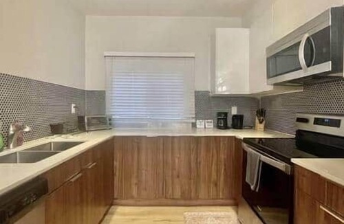 Kitchener House | Stylish 3-bdrm suite w free Parking