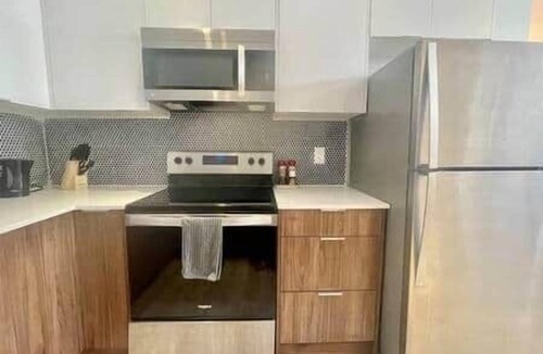 Kitchener House | Stylish 3-bdrm suite w free Parking