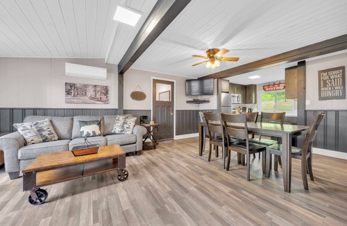 Centre Hastings Cottage | Stylish 3BR Waterfront Cottage with Large Dock