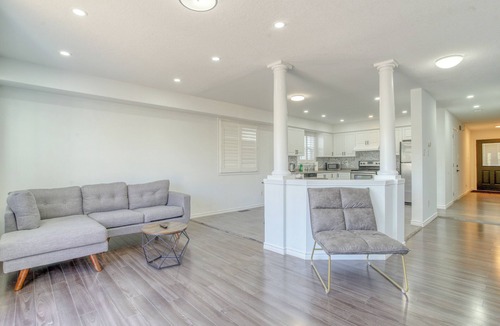 Waterloo House | Stylish 4 Beds House with Ravine Backyard
