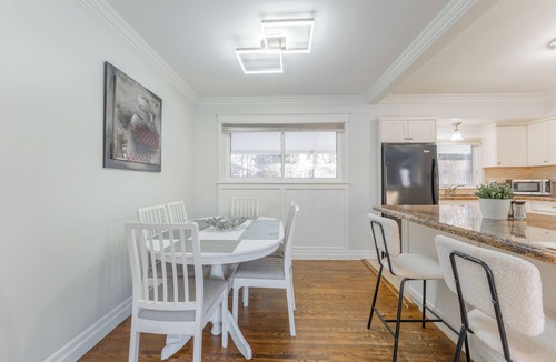 Burlington House | Stylish 4BR Home ~ Comfort ~ Central ~ Burlington