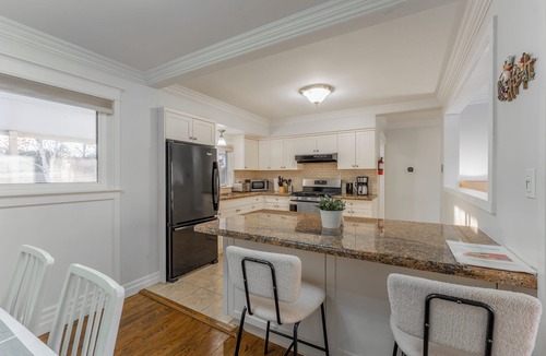 Burlington House | Stylish 4BR Home ~ Comfort ~ Central ~ Burlington