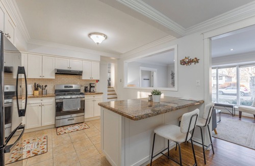 Burlington House | Stylish 4BR Home ~ Comfort ~ Central ~ Burlington